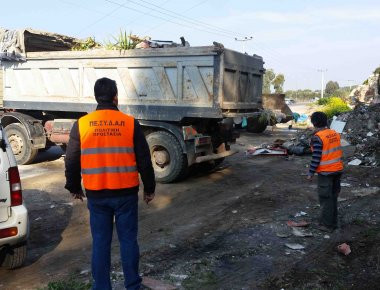 Λαμία: Ένταση και επεισόδια στο δημοτικό συμβούλιο για την ανάθεση των απορριμμάτων σε ιδιώτη (φωτό, βίντεο)